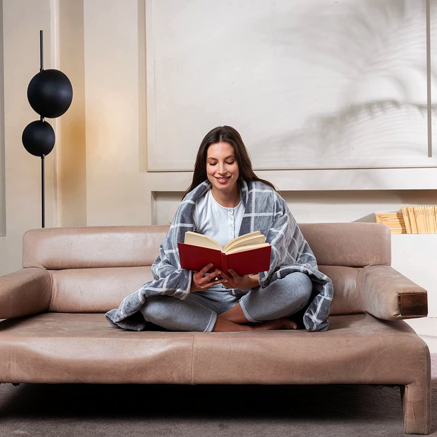 Il plaid riscaldabile IMETEC Velvet Square in tessuto vellutato e setoso, è l'ideale per rilassarsi in divano al calduccio e in compagnia di un buon libro
