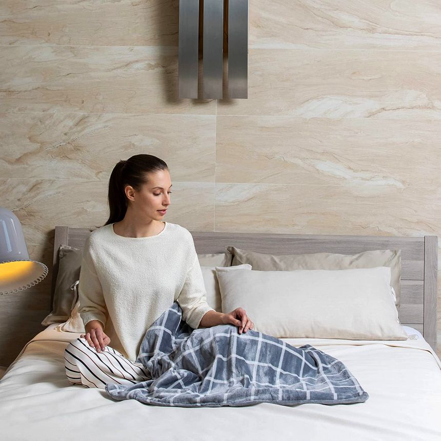 Il plaid riscaldabile IMETEC Velvet Square è perfetto non solo in divano, ma anche in camera da letto come caldo copriletto