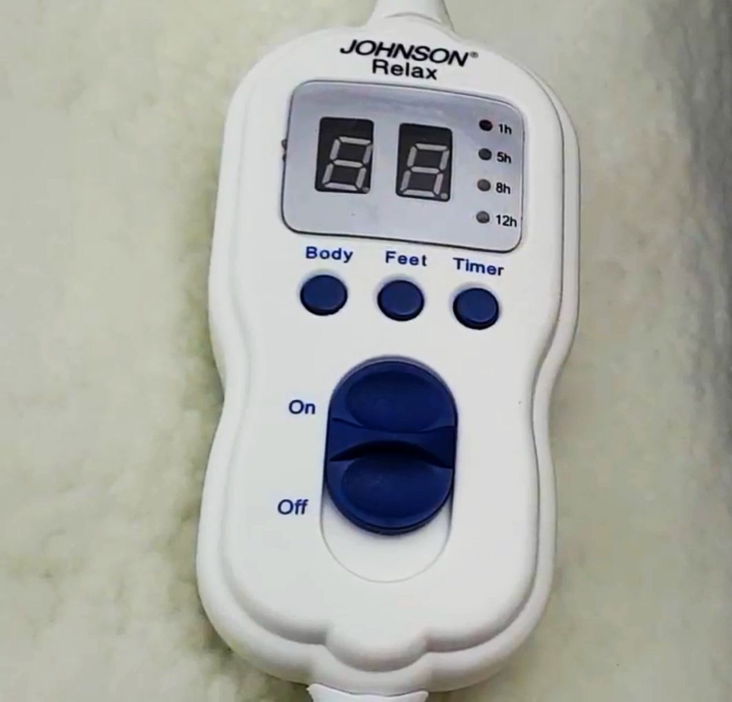 Il telecomando dello scaldaletto elettrico per letto singolo Johnson Relax permette di regolare indipendentemente le temperature per la zona corpo e la zona piedi, oltre che ad impostare un timer per lo spegnimento automatico